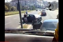 Pogledajte kako sarajevski policajac pomaže vozaču da napravi ...