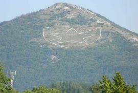 Na planini Velež osvanuo veliki grb Crvene zvezde