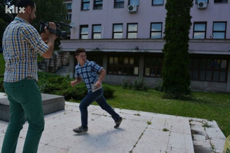 Poljoprivrednici jajima gađali zgradu Vlade FBiH u Sarajevu