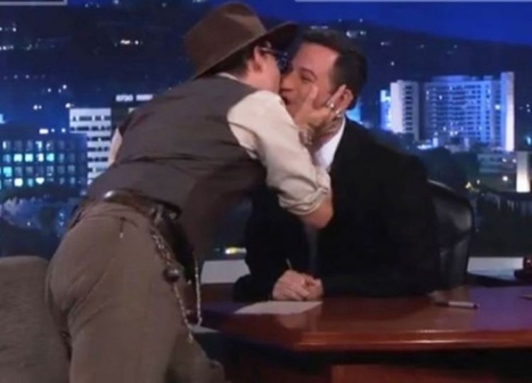 Johnny Depp poljubio voditelja u usta 