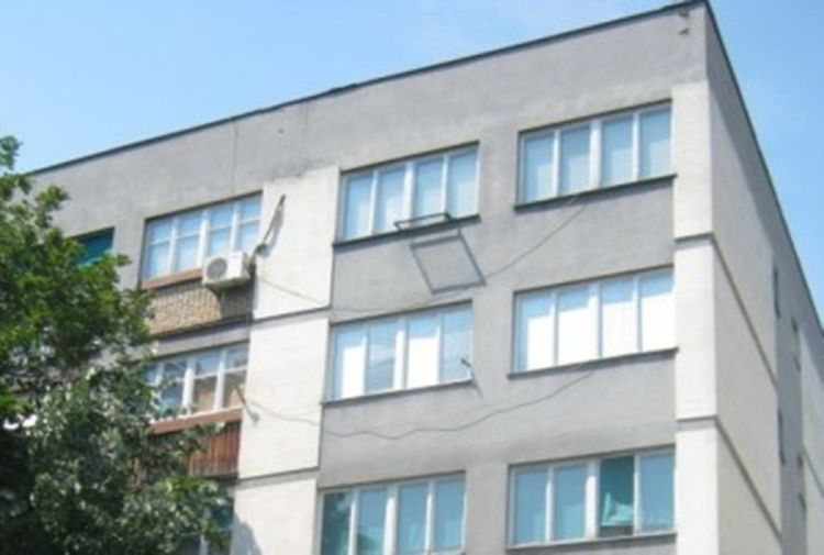  Uzoran osnovac se bacio kroz prozor