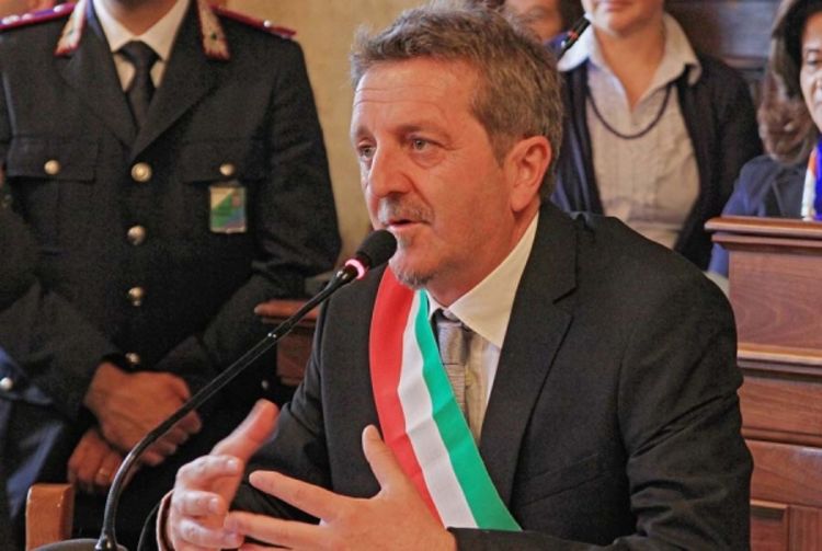 Gradonacelnik u Italiji sam kreči kancelarije
