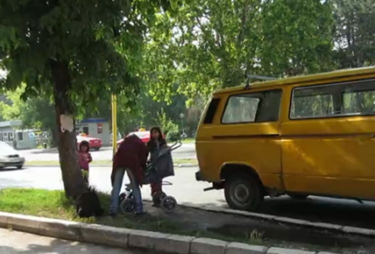 Pogledajte kako prosjaci dolaze na posao u Tuzlu