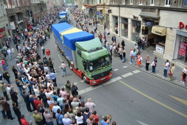 Kolona sa posmrtnim ostacima Srebreničana dočekana ispred zgrade Predsjedništva BiH