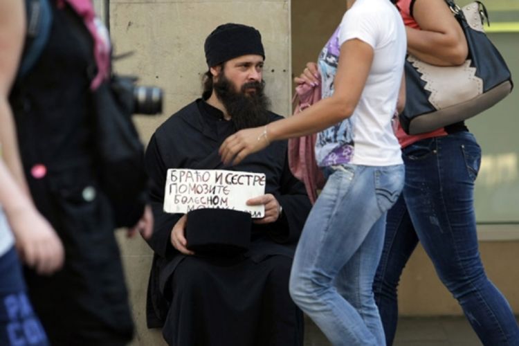 Tužno: Bolestan monah prosi u Knez Mihajlovoj ulici
