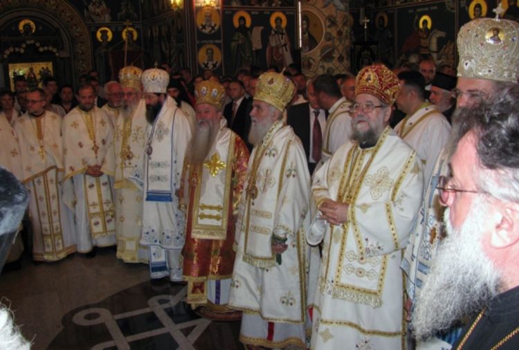 Patrijarh Irinej služi svetu arhijerejsku liturgiju