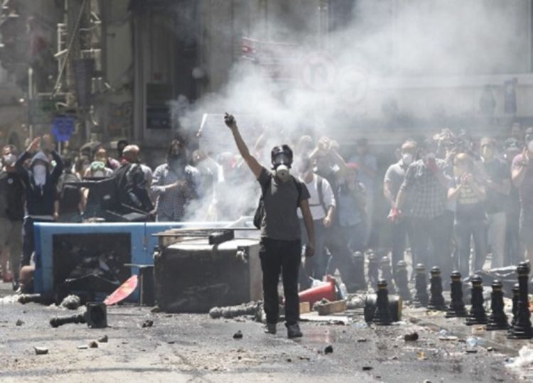 Gumenim mecima i suzavcem pokušali rastjerati demonstrante u Istanbulu