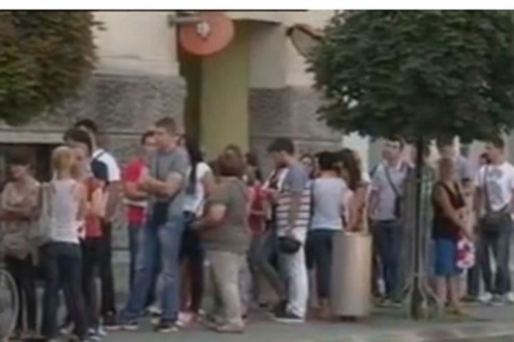 Redovi pred banjalučkom gradskom upravom: Jagma za posao popisivača 