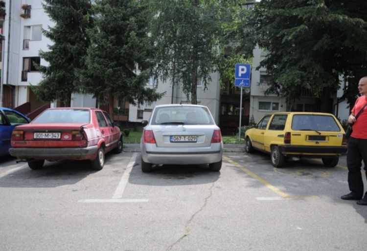 Havarisana auta ispred zgrada