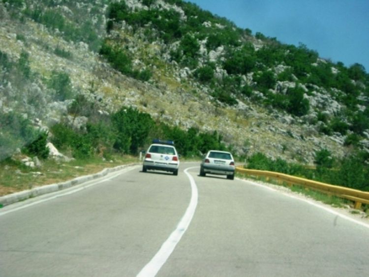 Pogledajte kako trebinjski policajci pretiču na punoj liniji