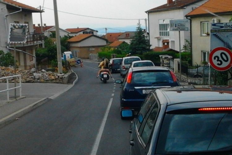 Tange u prometu: Vozač se zagledao i skoro izletio s ceste