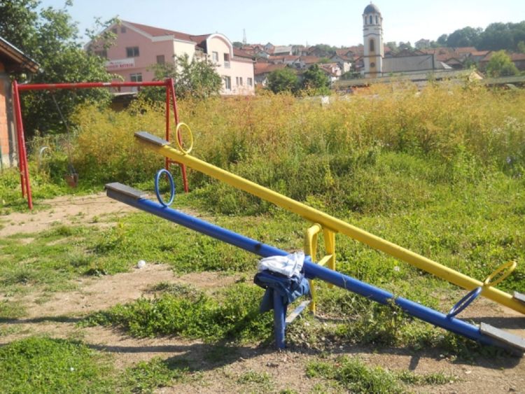 Igralište na Laušu zaraslo u travu