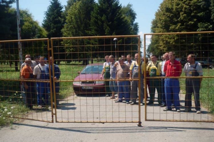 Nezadovoljni radnici zaključali kapiju, direktor preskakao ogradu