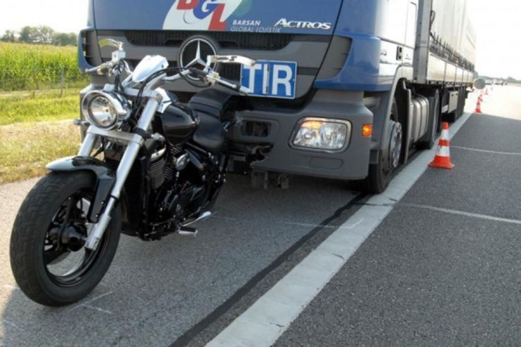 Vozač šlepera se "zakucao" u motociklistu