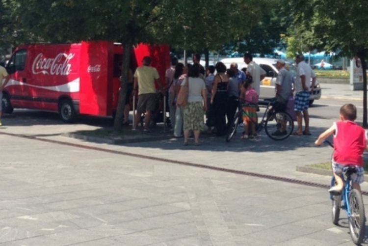 Banjaluka: Na +35 stepeni čekaju u redu za besplatnu Coca-Colu