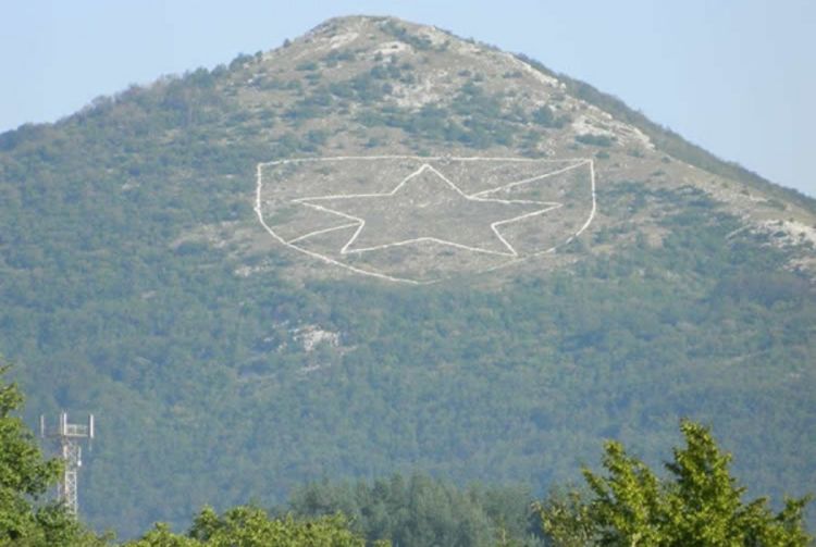 Na planini Velež osvanuo veliki grb Crvene zvezde