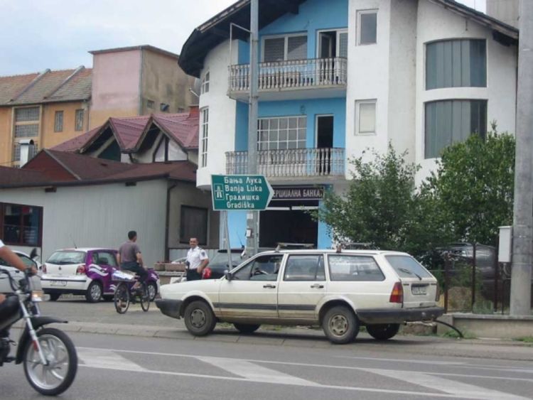 Iščupali bankomat, pa ga izgubili