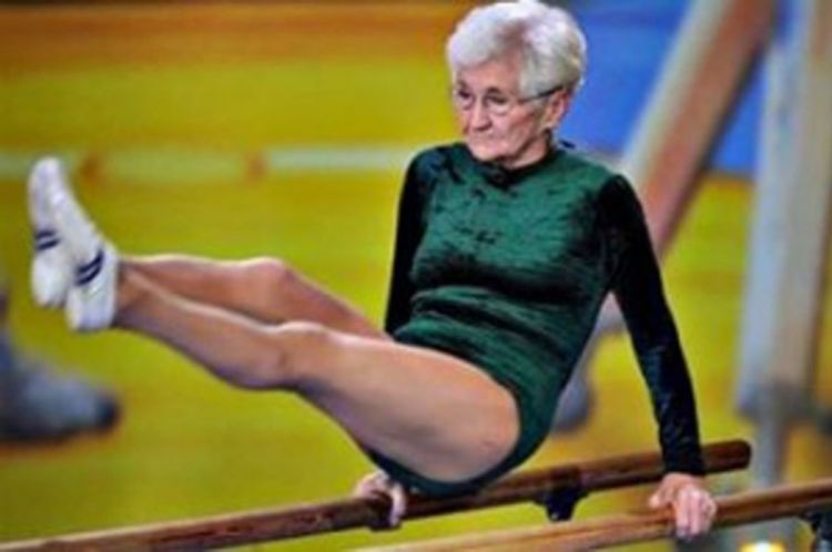 Ima 86 godina, a izvodi vratolomije na razboju kao djevojčica