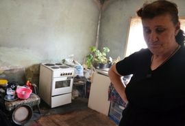 Teški uslovi za život: Krovovi prokišnjavaju, a stolarija trula