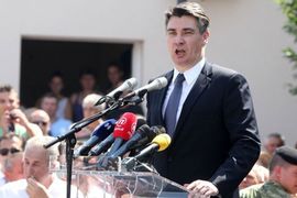 Priveli ga jer je zviždao Zoranu Milanoviću, policija traži ostale