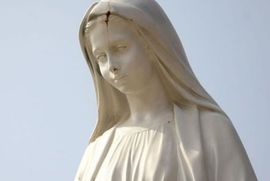 Turist otkinuo prst sa 600 godina stare statue djevice Marije