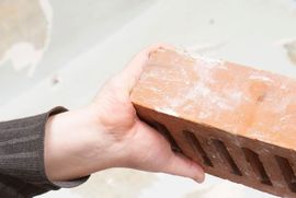Brat udario sestru ciglom u glavu poslije svađe