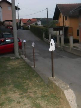 Mještanka banjalučkog naselja Lauš donje rublje suši na ulici