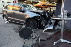 Gacko: Automobilom uletio u baštu kafića i povrijedio gosta