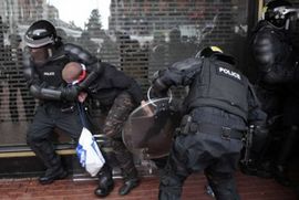 Neredi u Belfastu: Povrijeđeno 58 policajaca, gađali ih ciglama ...