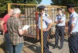 Nova Topola: Radnici spriječili sudske izvršioce da izuzmu svinje