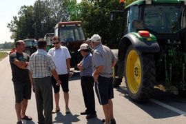 Seljaci blokirali puteve, policija prijeti kaznama