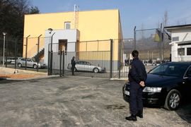 Migranti se isjekli žicom, ugušena pobuna