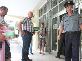 Poljoprivrednici jajima htjeli gađati zgradu Ministarstva finansija ...