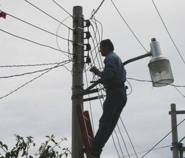 Pijanog električara skidali s bandere