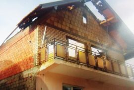 Jedanaestočlana porodica zimu čeka na zgarištu kuće