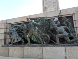 Spomenik Crvenoj armiji u Sofiji ofarban u roze