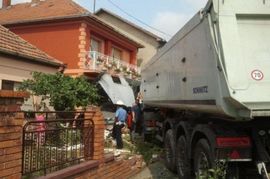 Kamionom uletio u kuću