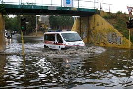 Nevrijeme u Nišu: Poplavljene ulice, automobili zarobljeni u vodi