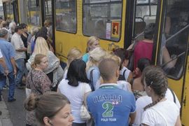 Slika (i prilika) grada: Radio Mileva u (pri)gradskom saobraćaju
