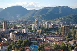 Pretukli porodicu i lomili namještaj