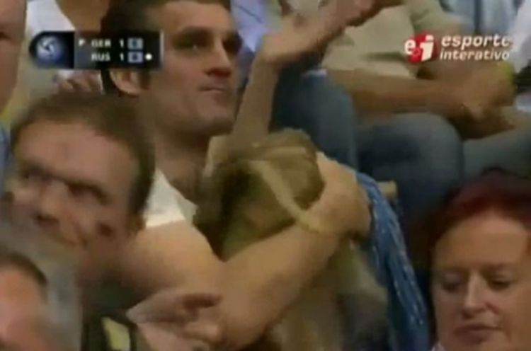Oralno zadovoljila muškarca tokom odbojkaškog meča