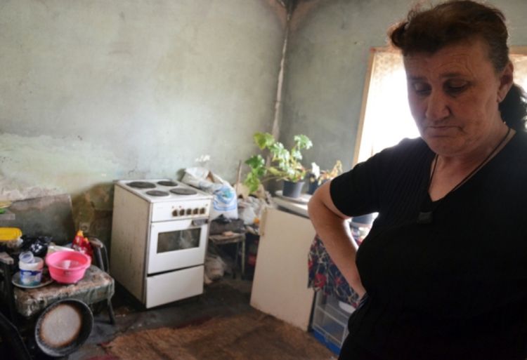 Teški uslovi za život: Krovovi prokišnjavaju, a stolarija trula
