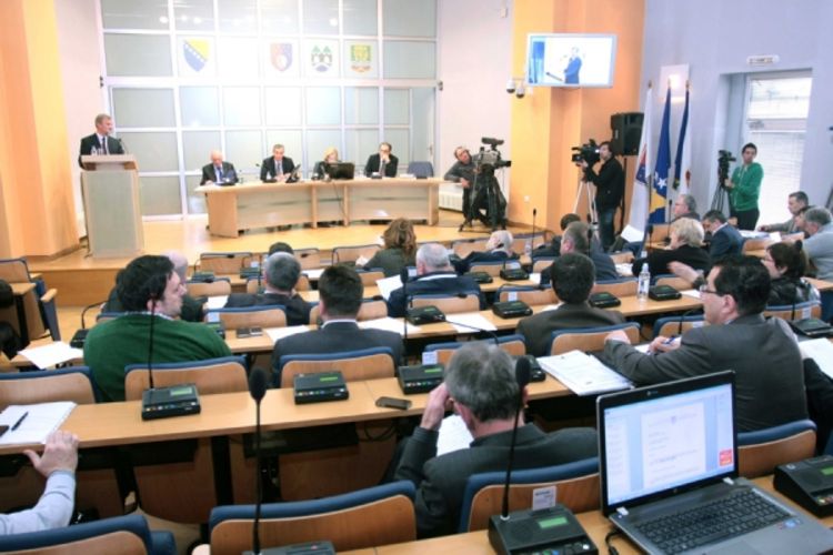 Kanton Sarajevo: Pala efikasnost, a povećane plate
