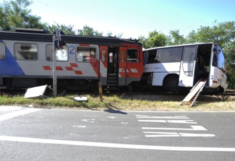 Kod Drniša se sudarili voz i autobus