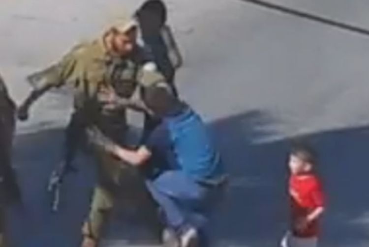 Izraelski vojnik šutirao i šamarao palestinskog dječaka