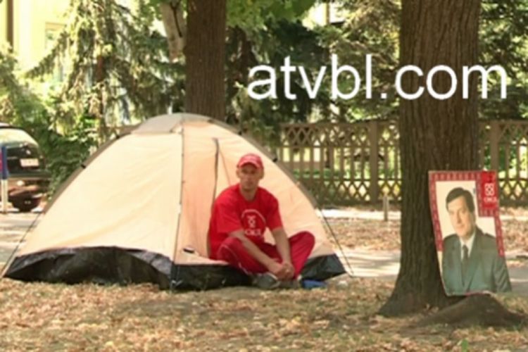 Novi štrajkač glađu u parku Mladen Stojanović 