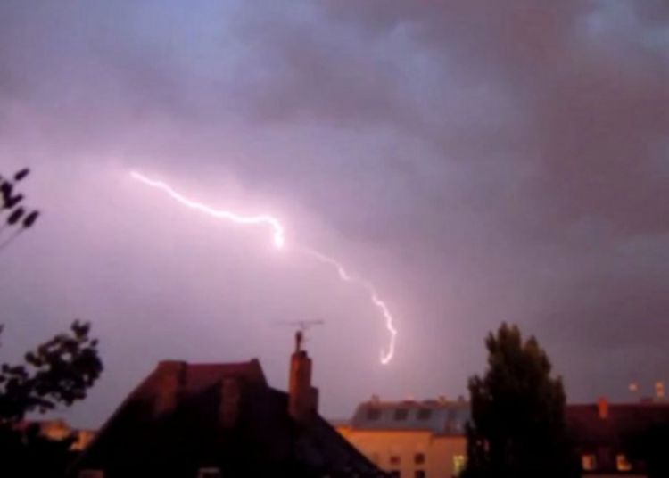 Nevrijeme poharalo Njemačku, padao led promjera 12 cm