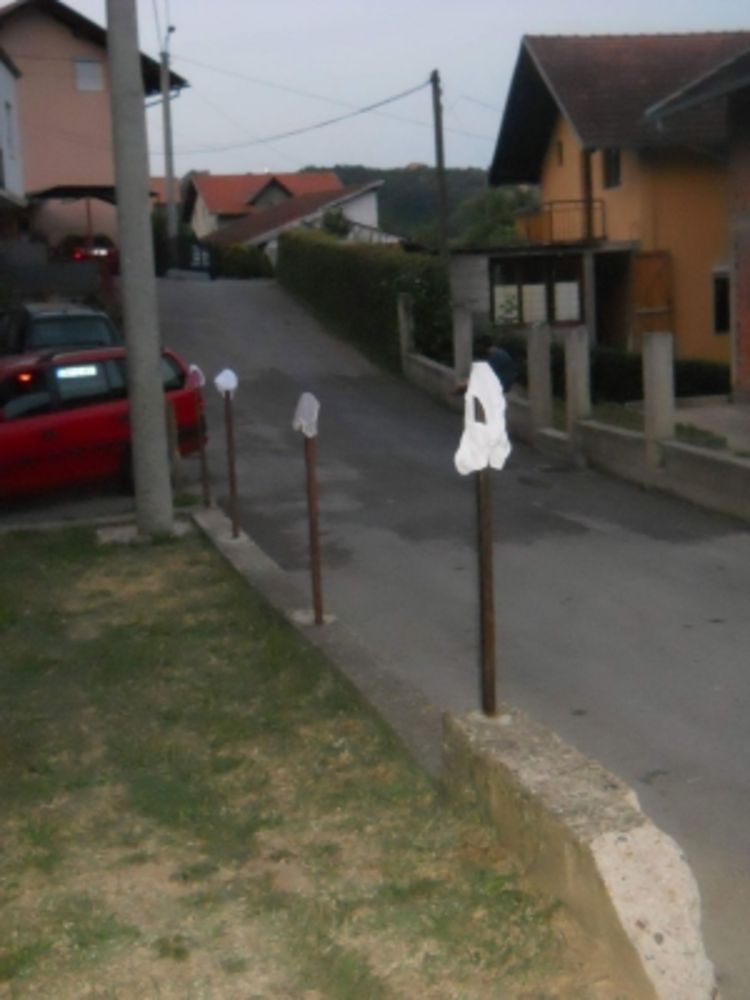 Mještanka banjalučkog naselja Lauš donje rublje suši na ulici