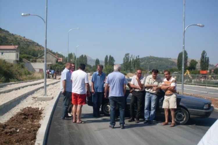 Mještani Geljevog mosta traže prilaz kućama