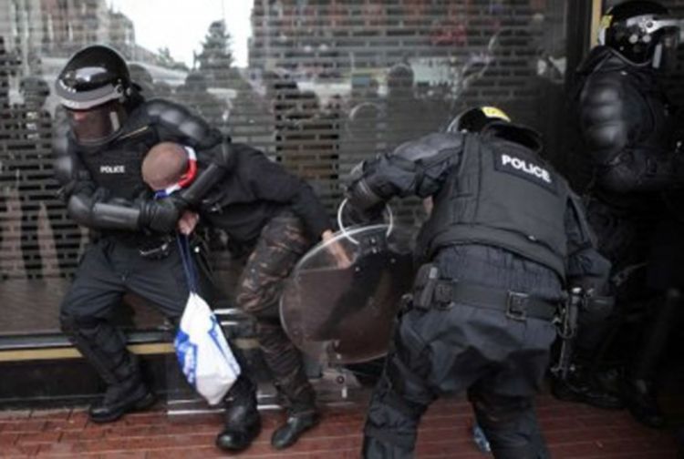 Neredi u Belfastu: Povrijeđeno 58 policajaca, gađali ih ciglama, šipkama i kriglama piva